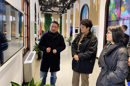 01驻沪办郑海洁主任带领科创园总负责人李海鹰参访中以展厅_副本.jpg