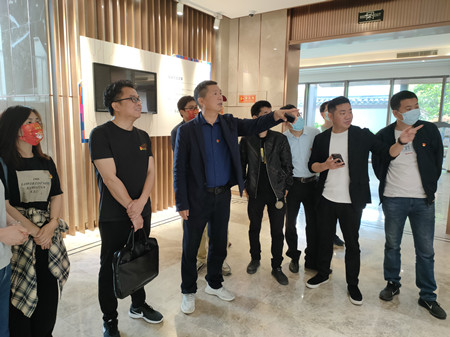 1650941561324733.jpg 02 参观_副本.jpg