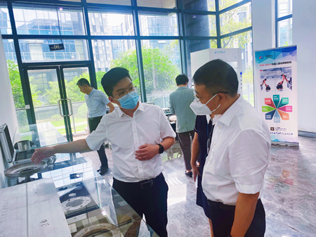 1657004524598833.jpg 02-参观园区企业奔腾激光_副本.jpg