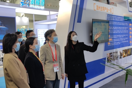 1668756966199952.jpg 图片5上海市嘉定区委副主任高香参观图450.jpg